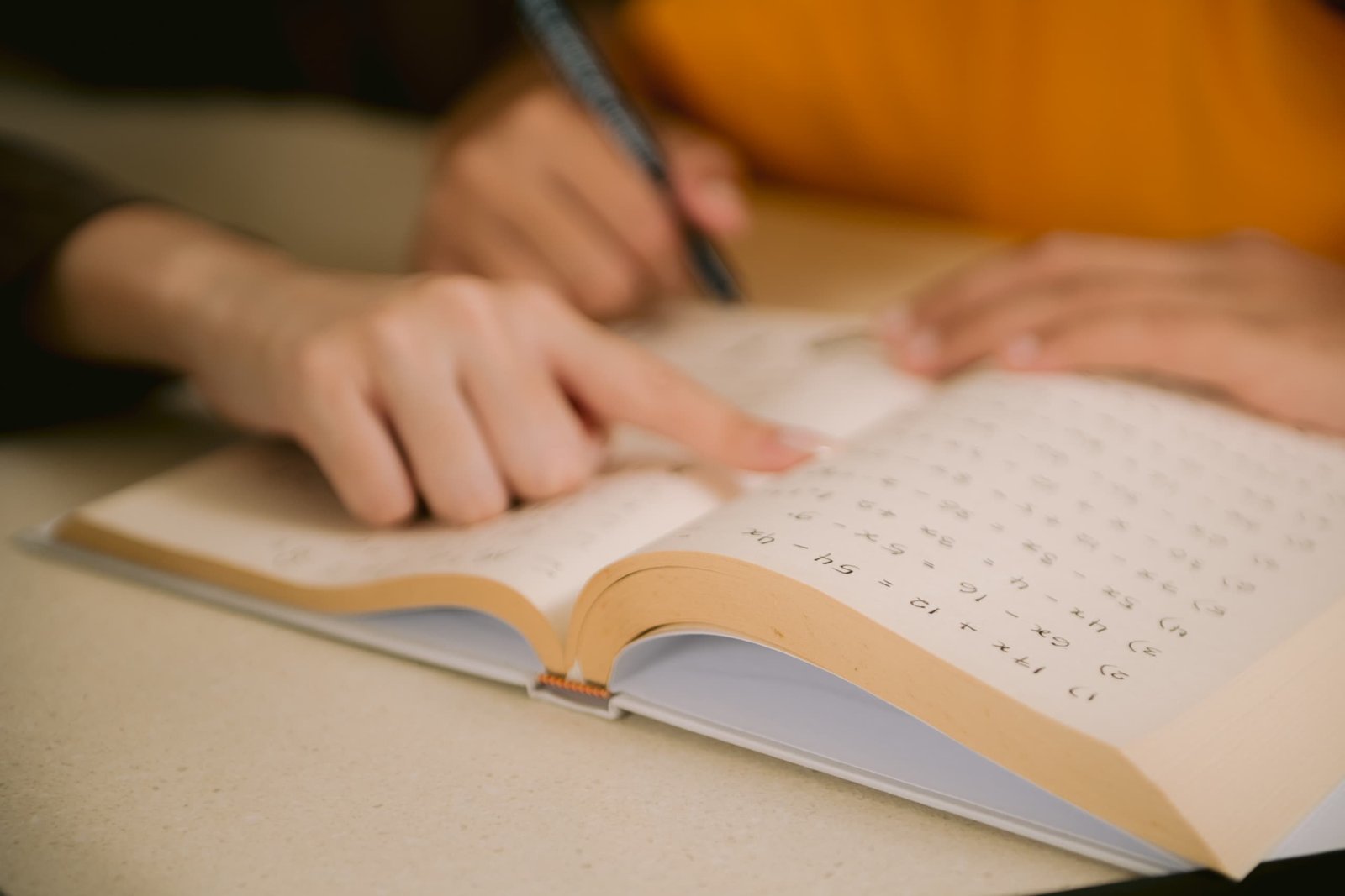 Profesor particular y alumno con un libro