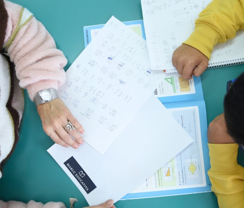 Clases de matemática a alumnos de primaria