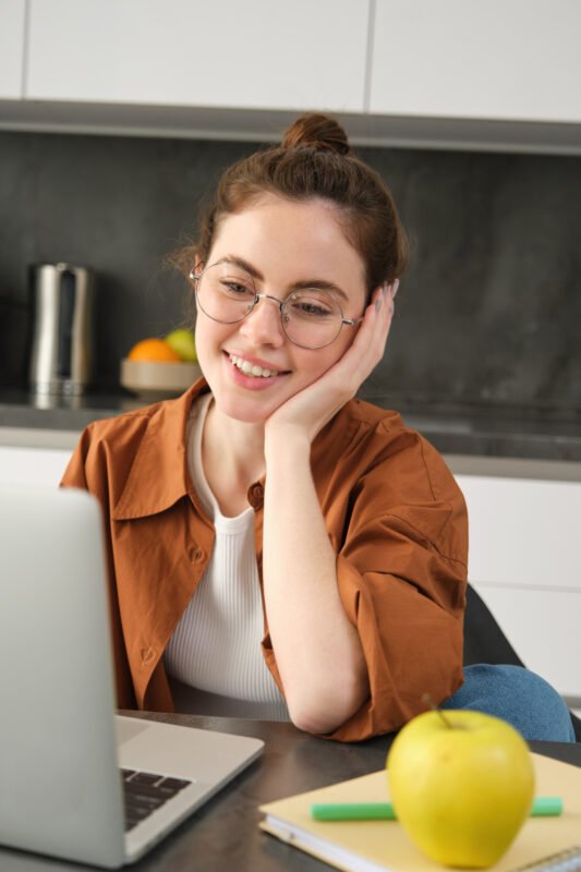 alumna pasando clases online por las mañanas