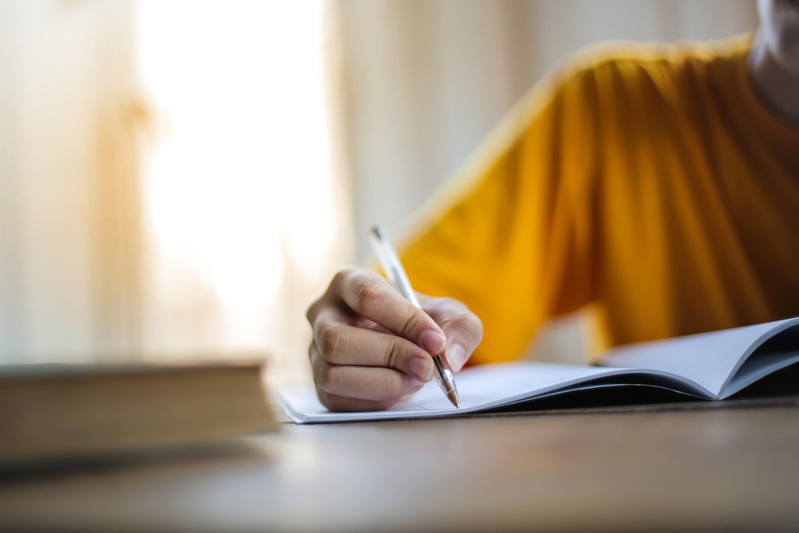 Estudiante estudiando en verano